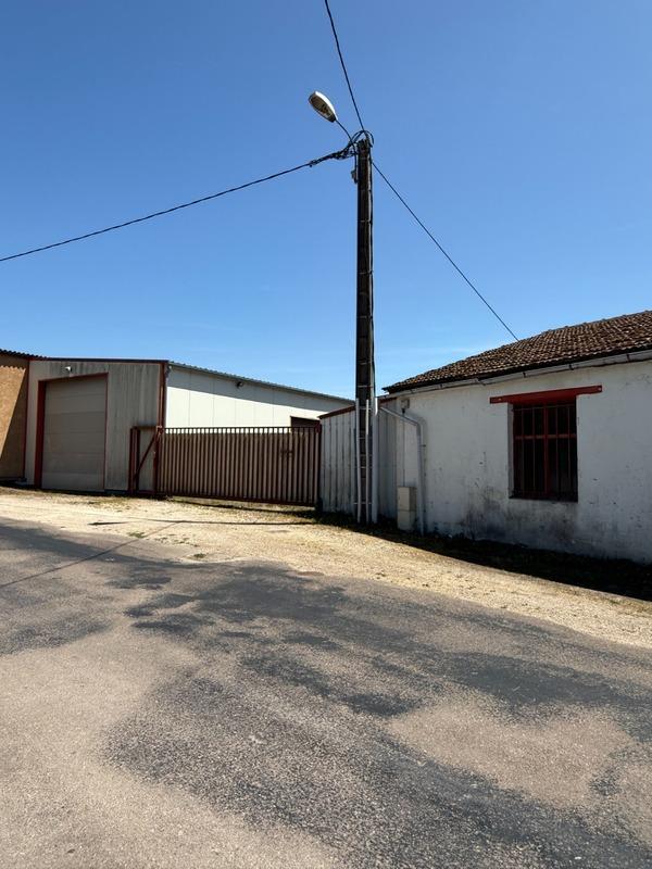 Local d'activité / Entrepôt - 300 m² - 4 pièces