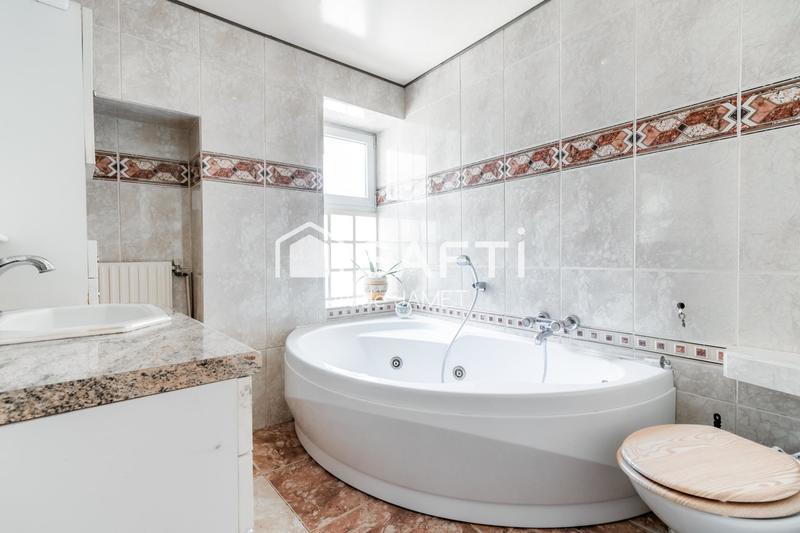 Maison - 228 m² - 8 pièces