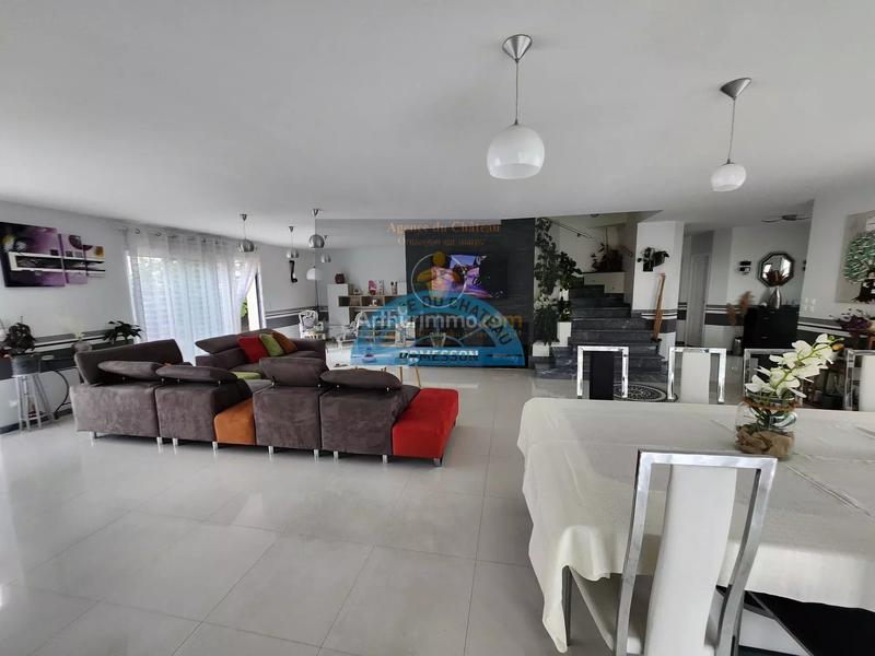 Maison - 240 m² - 9 pièces