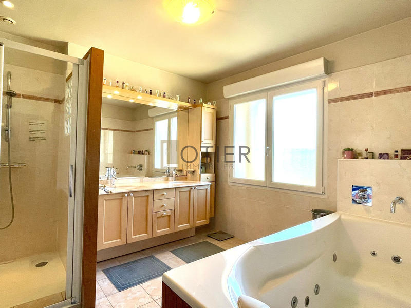 Maison - 240 m² - 8 pièces