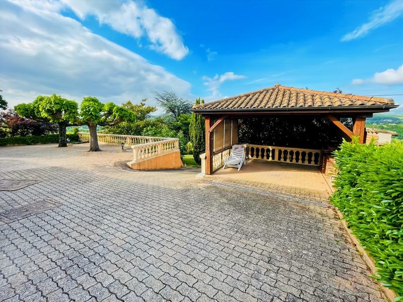 Maison - 200 m² - 8 pièces