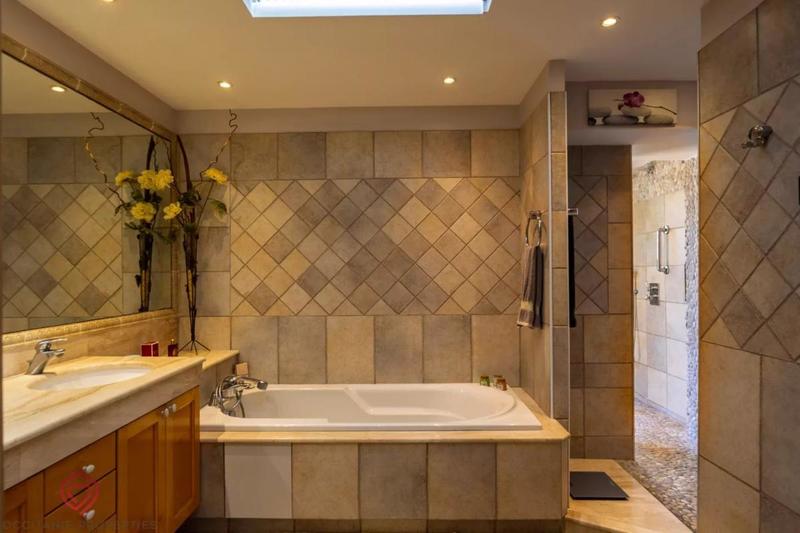 Propriété - 318 m² - 7 pièces