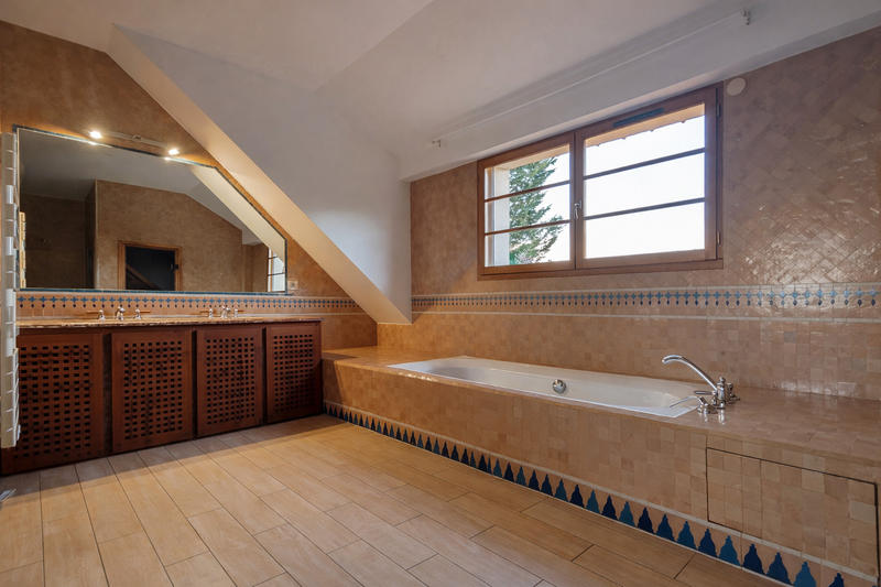 Propriété - 230 m² - 6 pièces