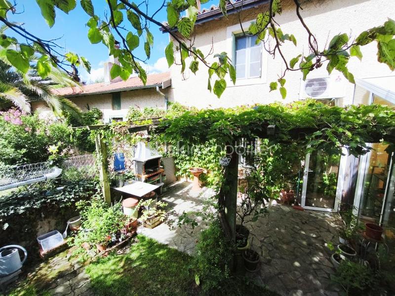 Propriété - 225 m² - 9 pièces