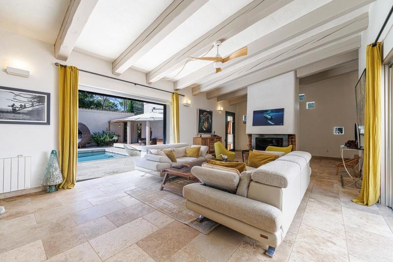 Propriété - 417 m² - 6 pièces