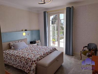 Maison traditionnelle - 159 m² - 7 pièces