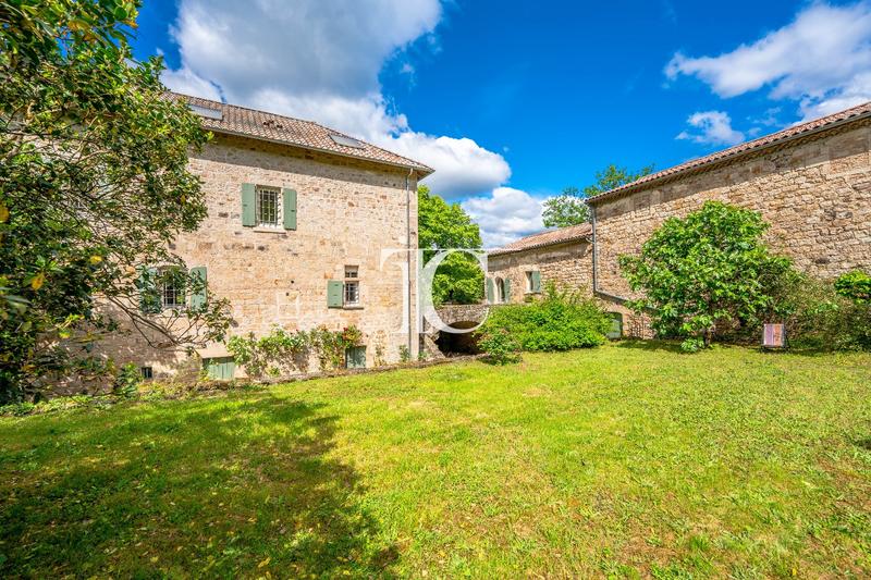 Maison - 334 m² - 8 pièces