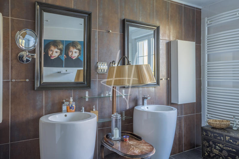 Maison - 277 m² - 9 pièces