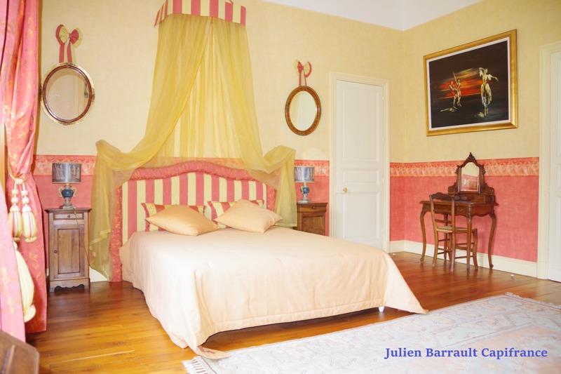 Château - 1 098 m² - 22 pièces