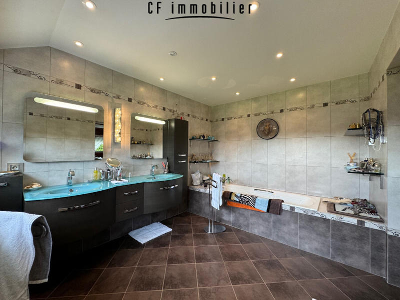 Maison - 455 m² - 9 pièces