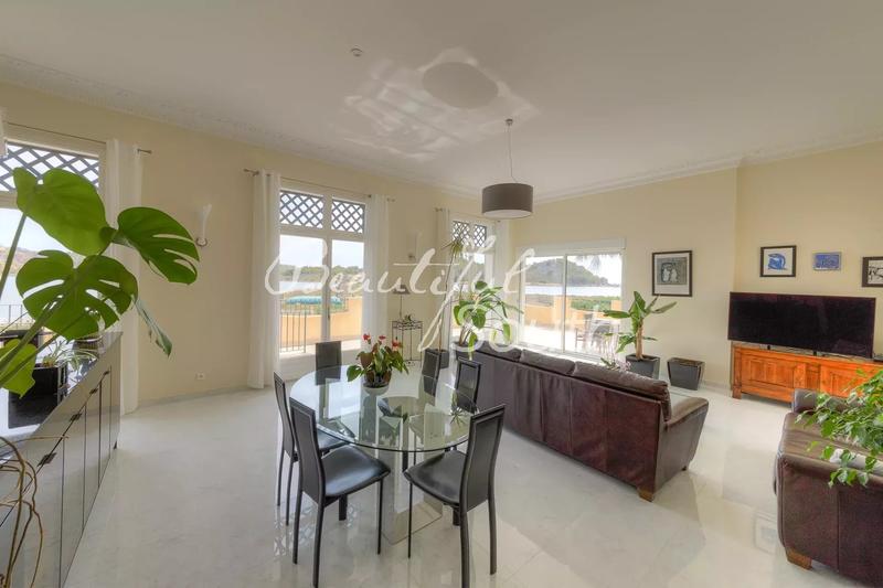 Maison - 253 m² - 7 pièces