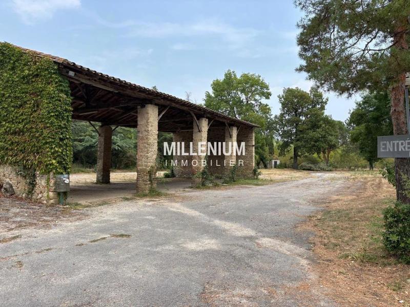 Maison - 2 400 m² - 15 pièces