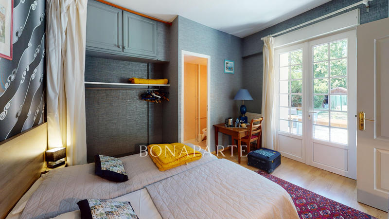 Maison - 1 140 m² - 35 pièces