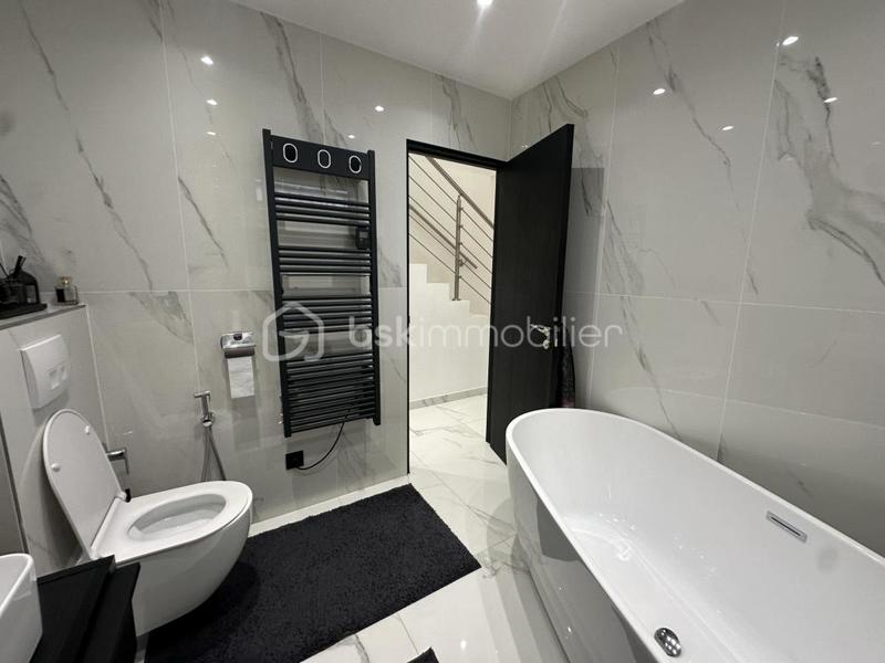 Maison - 140 m² - 8 pièces