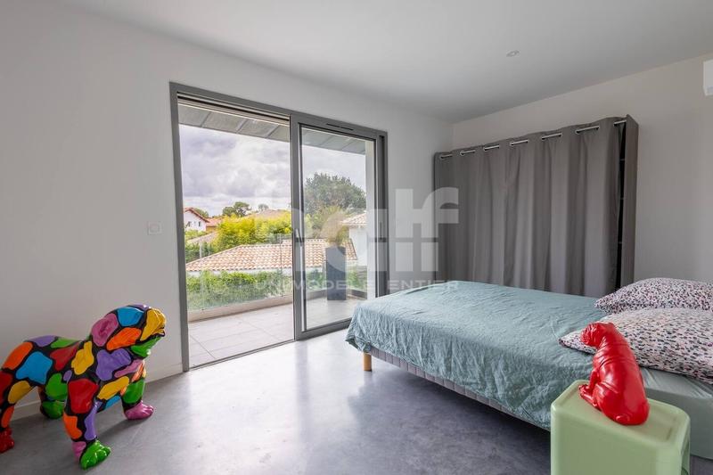 Villa - 221 m² - 6 pièces