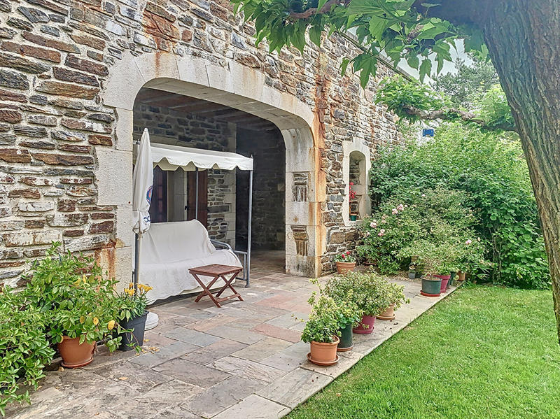 Demeure - 242 m² - 8 pièces