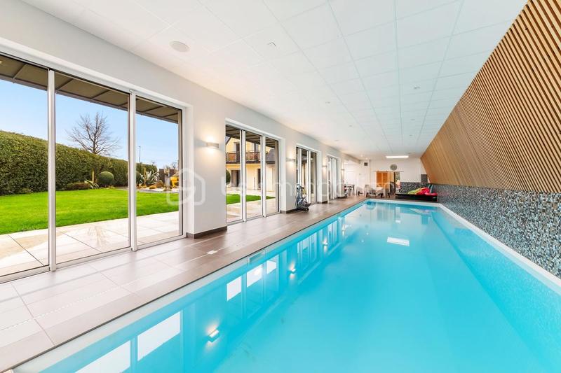 Maison - 305 m² - 8 pièces