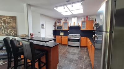 Maison - 240 m² - 9 pièces