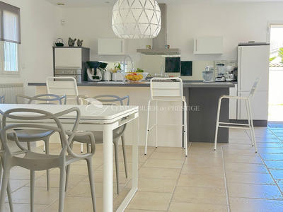 Maison - 2 001 m² - 4 pièces