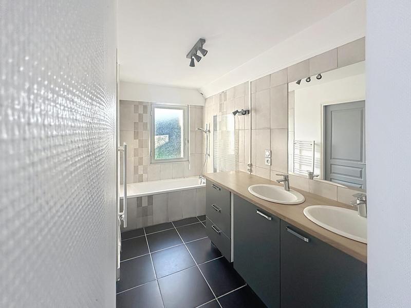 Maison - 204 m² - 7 pièces