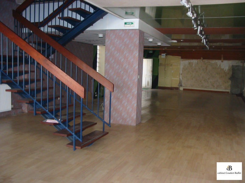 Local commercial - 243 m²