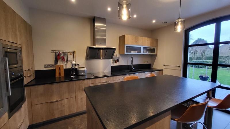 Maison - 300 m² - 8 pièces