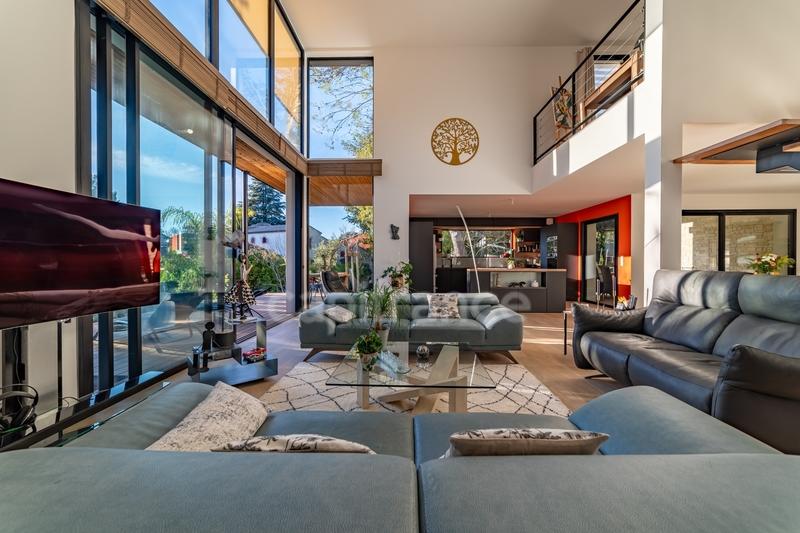 Maison - 220 m² - 7 pièces