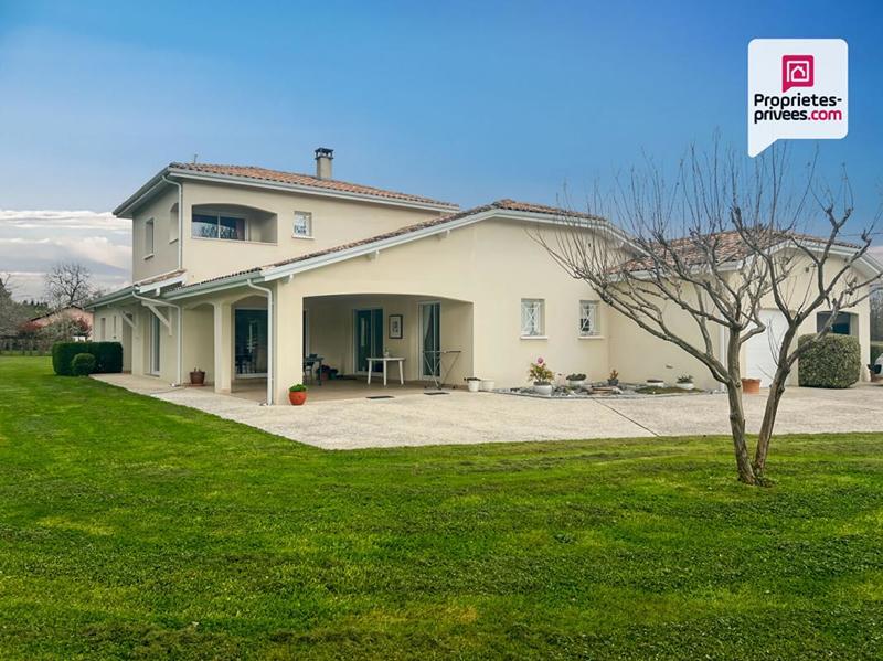 Maison - 221 m² - 8 pièces