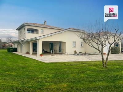 Maison - 221 m² - 8 pièces