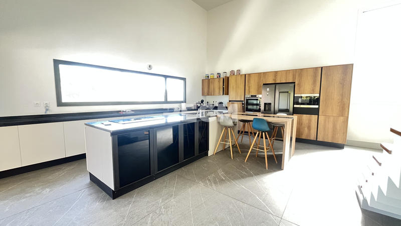 Maison - 246 m² - 5 pièces