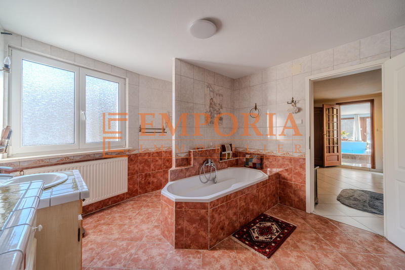 Maison - 250 m² - 9 pièces