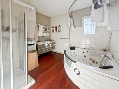 Maison - 202 m² - 8 pièces