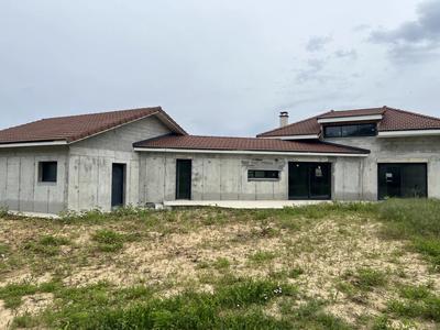 Maison - 245 m² - 7 pièces