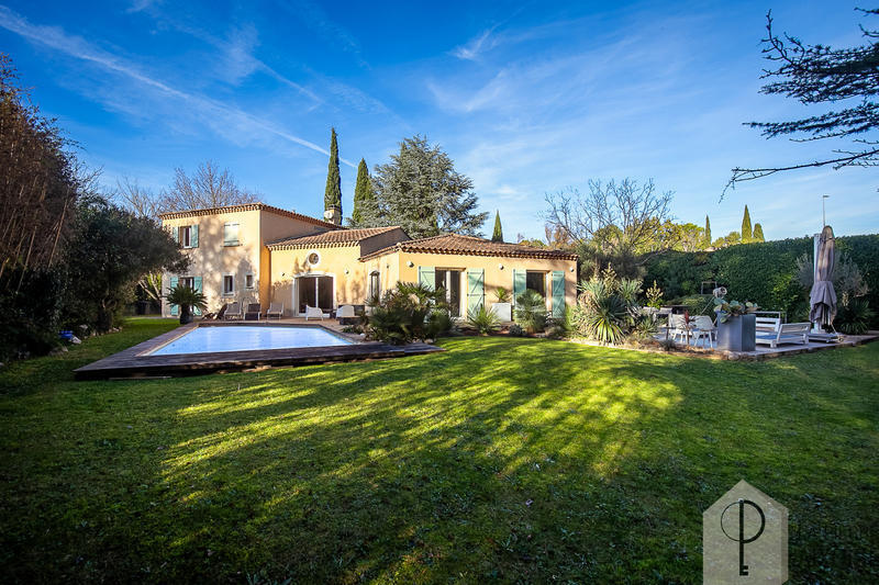 Villa - 216 m² - 6 pièces