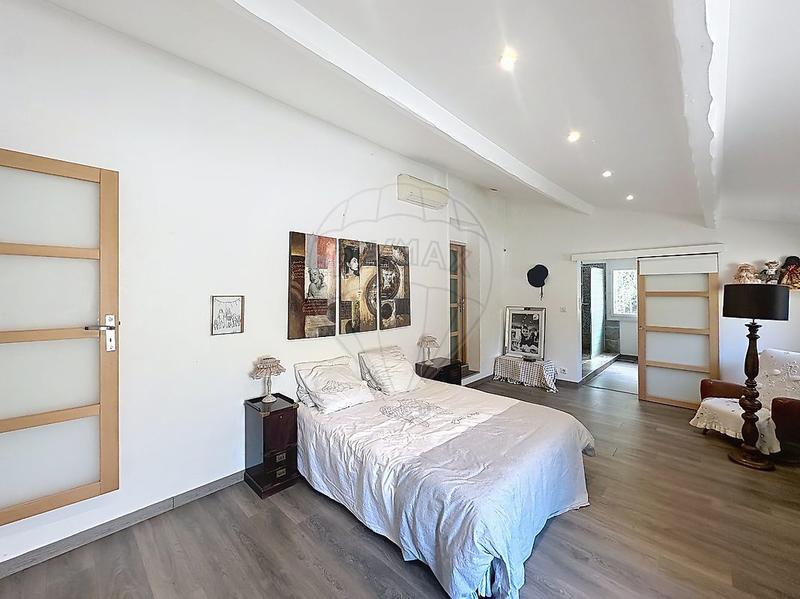 Maison - 220 m² - 8 pièces