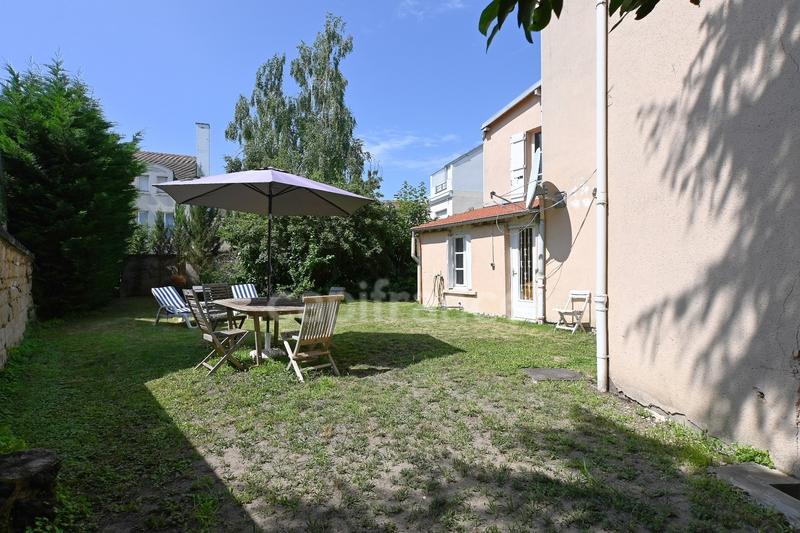 Maison - 230 m² - 9 pièces