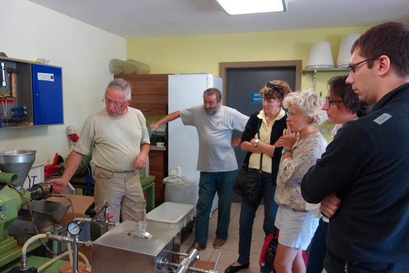 Visite d'une huilerie artisanale à noix