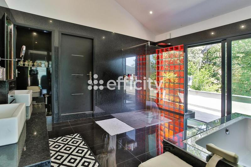 Villa - 300 m² - 10 pièces