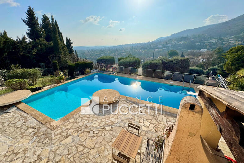 Maison - 220 m² - 7 pièces