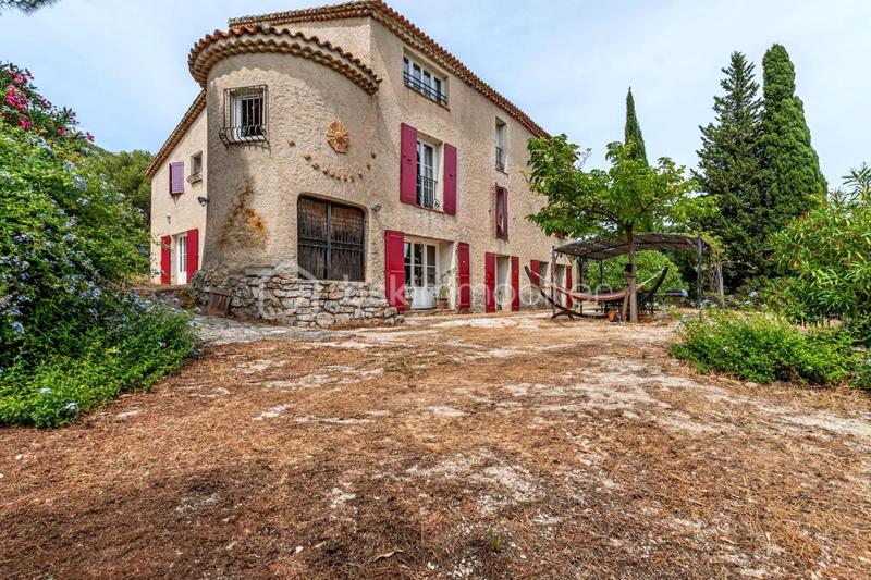 Maison - 265 m² - 10 pièces