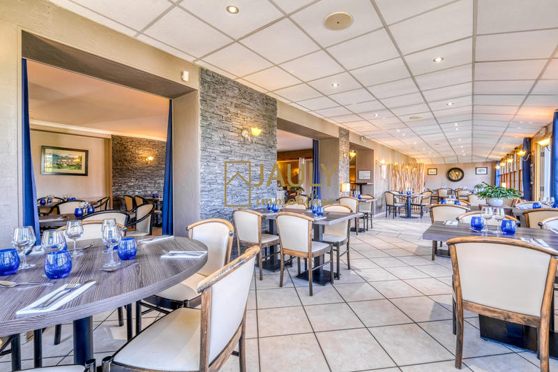 Local commercial - 487 m² - 15 pièces