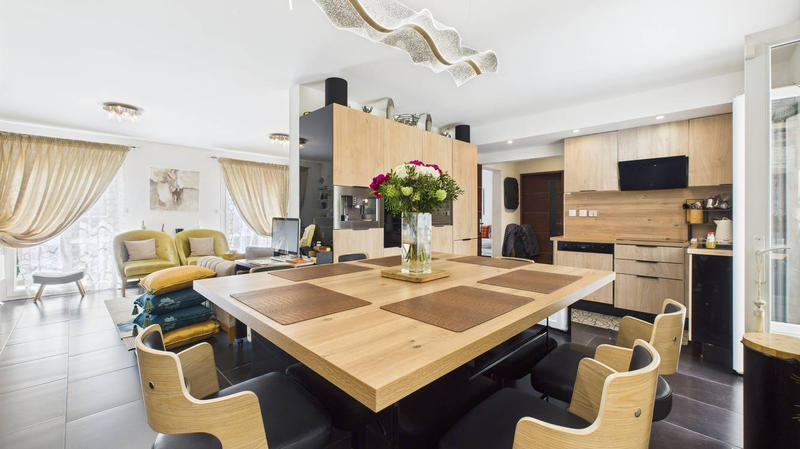 Maison - 228 m² - 7 pièces