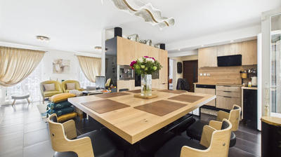 Maison - 228 m² - 7 pièces