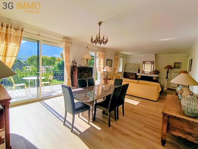 Villa - 247 m² - 8 pièces