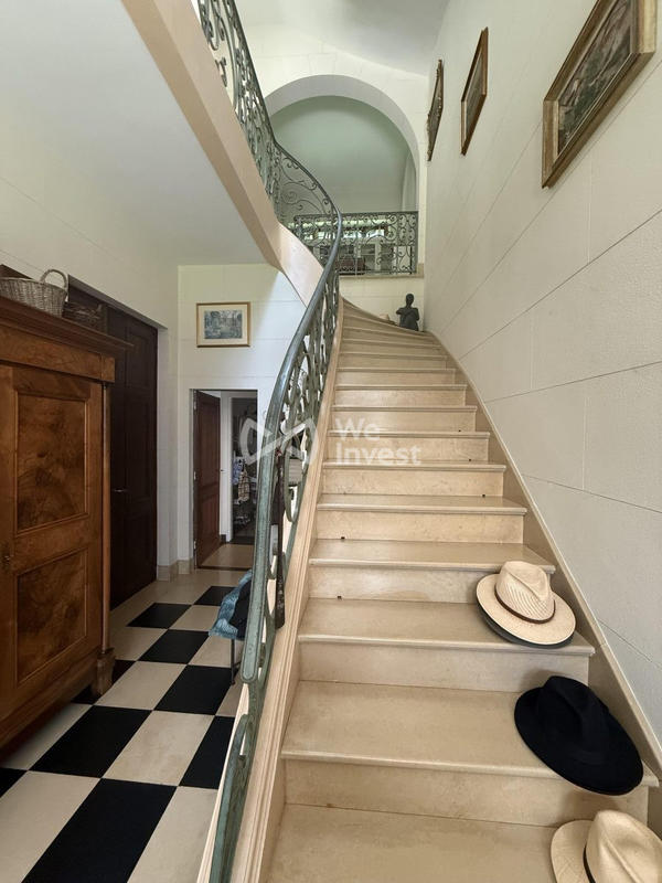 Maison - 268 m² - 9 pièces