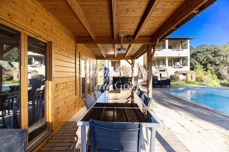 Maison - 213 m² - 12 pièces