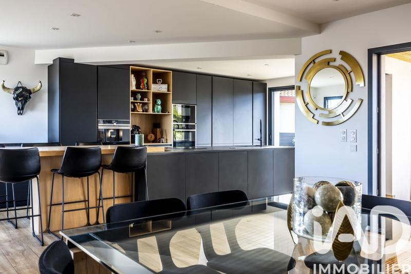 Maison - 260 m² - 6 pièces