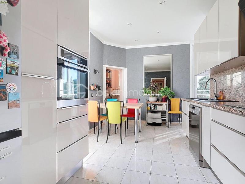 Maison - 250 m² - 7 pièces