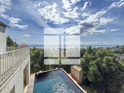 Villa - 200 m² - 9 pièces