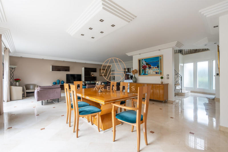 Maison - 205 m² - 8 pièces